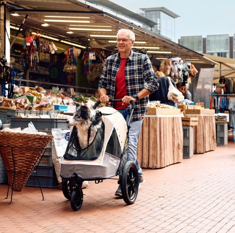 en_innopet-hondenbuggy-fietskar-sporty-evolution-latte-markt-man