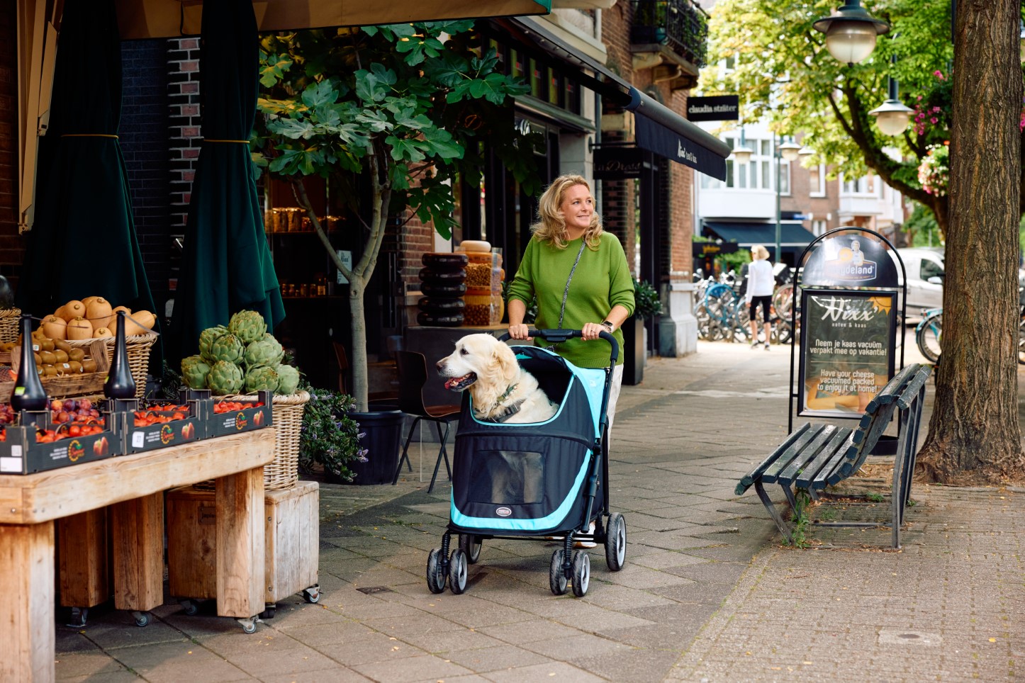 innopet-hondentrailer-labrador-winkelen-vrouw-buiten